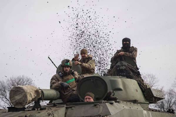 Title: Ukraine Clings to Bakhmut Amid Russian Advances