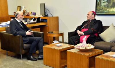 Geagea Meets Papal Ambassador