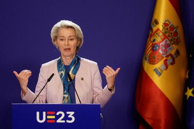 European Commission President Enchanted by Alhambra.. With a Scarf as a Gift