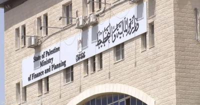 Palestinian Authority Pays Part of Employees' Salaries