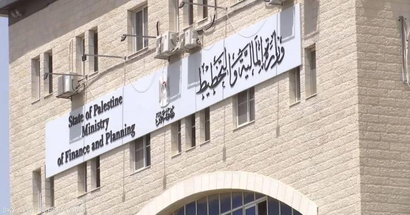 Palestinian Authority Pays Part of Employees' Salaries