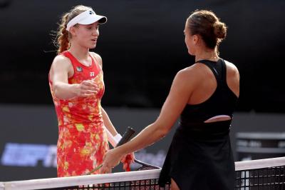 Swiatek Faces Sabalenka in WTA Finals Semifinals