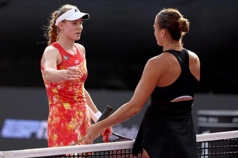 Swiatek Faces Sabalenka in WTA Finals Semifinals