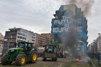 Farmers Block Streets in Brussels!