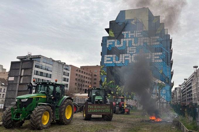 Farmers Block Streets in Brussels!