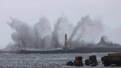 Evacuation of Thousands as Typhoon "Haikui" Hits Taiwan