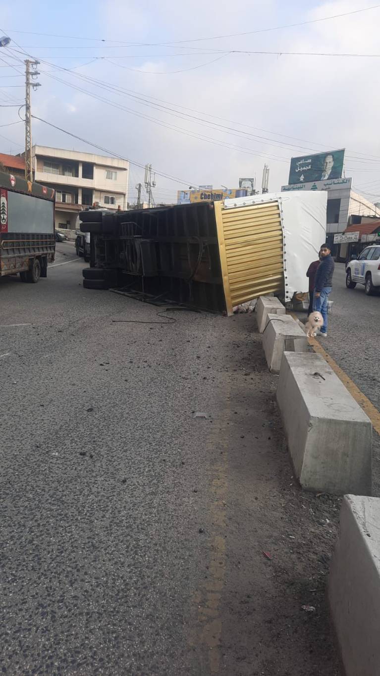 Truck Overturns at Al-Kahala Bend... Will Tension Resurface? (Video)
