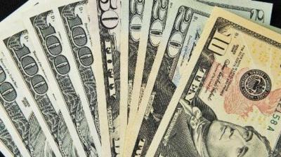 Dollar Drops as Markets Bet on End of Fed Rate Hikes