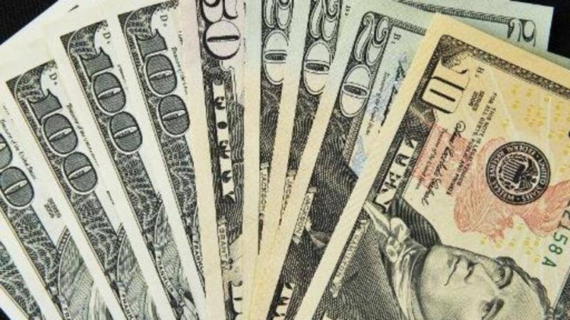 Dollar Drops as Markets Bet on End of Fed Rate Hikes
