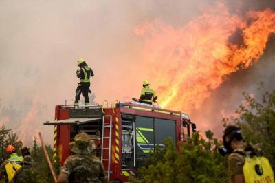 Hundreds of Firefighters Battle Wildfires in Australia