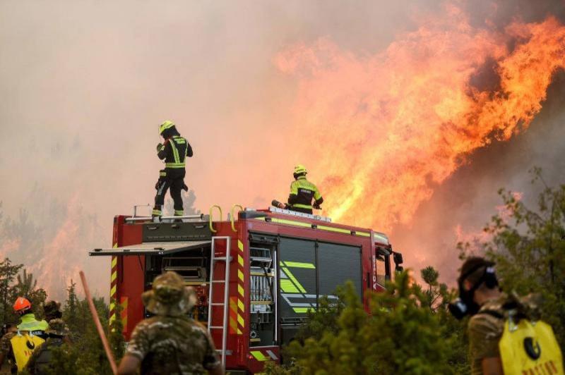 Hundreds of Firefighters Battle Wildfires in Australia