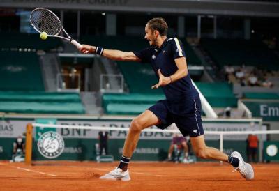 Medvedev Struggles to Overcome Hurkacz to Reach Australian Open Semifinals