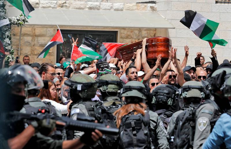 فلسطين تودع شيرين أبو عاقلة.. والجيش الإسرائيلي يعتدي على الجنازة