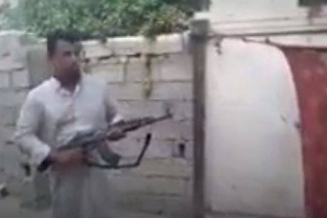 مازحها بطلقة.. فيديو لقناص حاول اغتيال ابنته يهز العراق