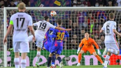 مهازل برشلونة الأوروبية تستمر.. فرانكفورت يسقطه بثلاثية