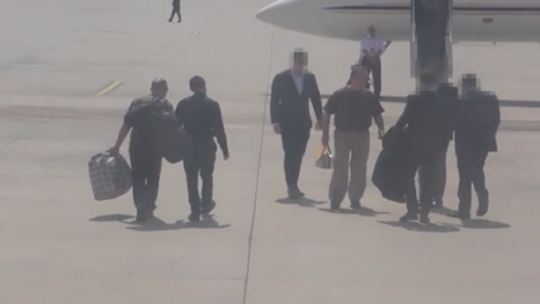 فيديو كما في الأفلام.. شاهد عملية تبادل سجينين أمريكي وروسي في مطار تركي!