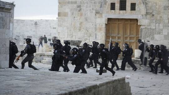 مواجهات عنيفة في باحات المسجد الأقصى بين الفلسطينيين والجيش الإسرائيلي