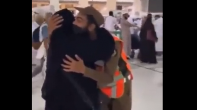 بالفيديو..  أم تفاجئ ابنها العسكري في الحرم المكي