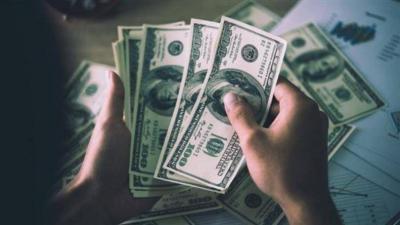 الدولار يواصل الارتفاع.. ماذا عن الأسباب؟