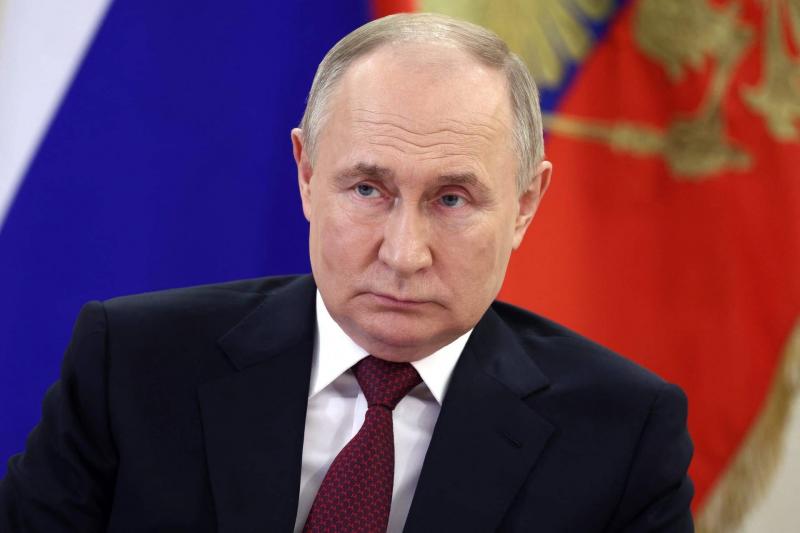 Putin Flirts with a Soldier: 