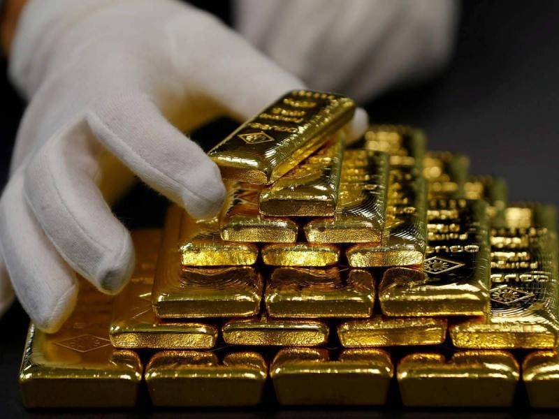 Gold Shines Amid Dollar Decline as Central Bank Decisions Awaited