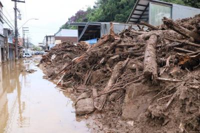 Title: 8 Killed and 21 Missing Due to Heavy Rains in Southern Brazil