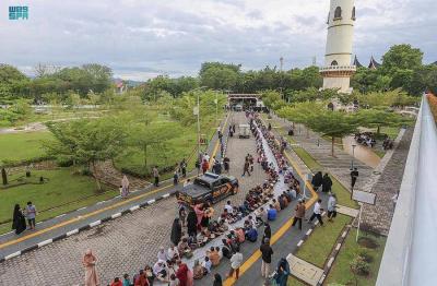 Saudi Arabia Hosts the Longest Iftar Table in Indonesia