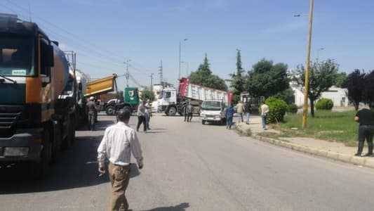 Photo - Truckers Block Road in Protest