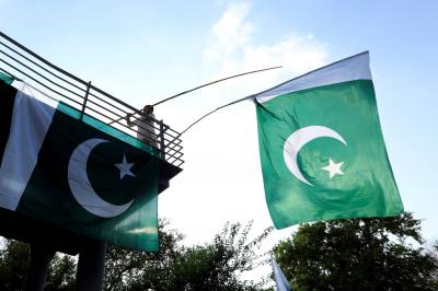 Title: Independents Supported by Imran Khan Lead Pakistan Elections