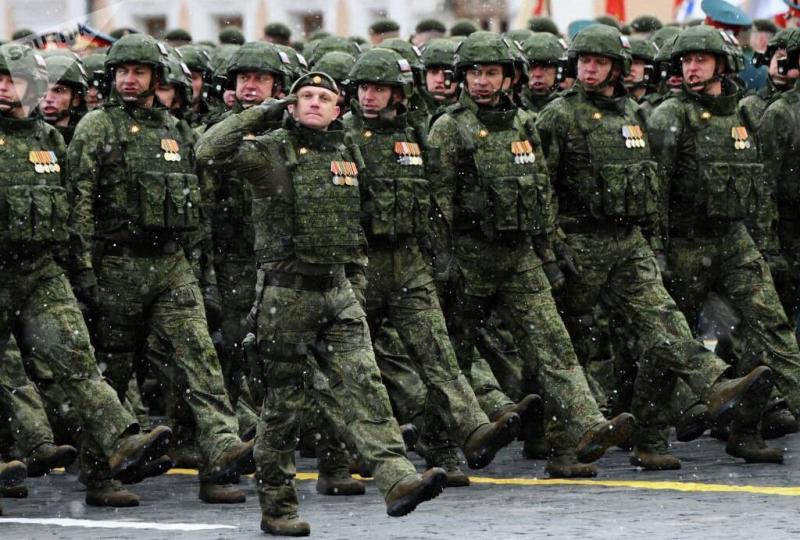 Funny Scene on Victory Day in Moscow: Soldier Loses His Shoe!