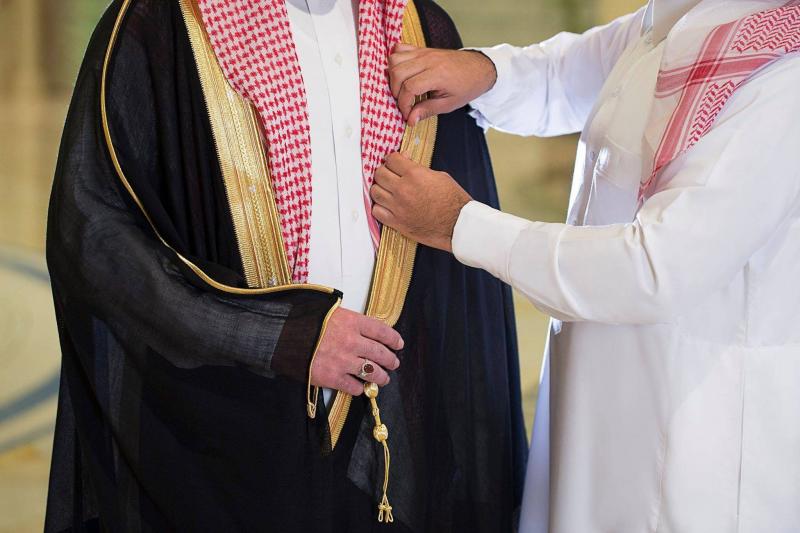 Saudi Arabia: National Dress Mandatory in Government Workplaces (Image)