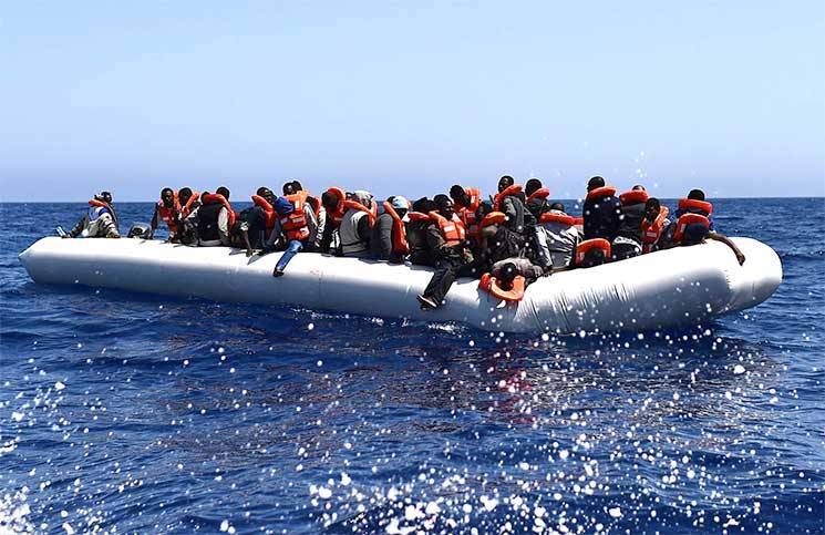 Tunisia Evacuates Hundreds of Migrants from Desolate Area Near the Libyan Border