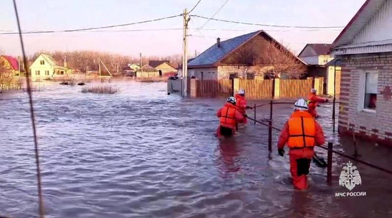 Title: Evacuation of 4,000 People Following Dam Collapse in Russia