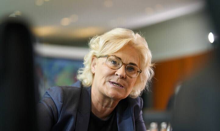 Title: German Defense Minister Visits Odessa, Promises Support to Kyiv