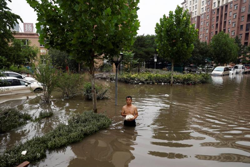 China Prepares for Sudden Shift from Warmth to Bitter Cold