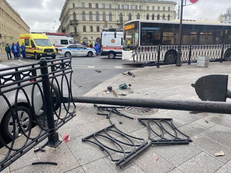 Horrific Accident in St. Petersburg: Bus Falls into River (Video)