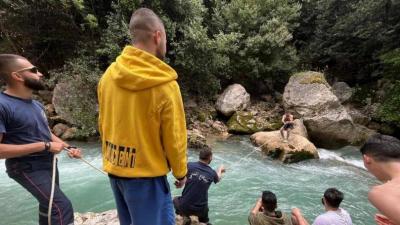 Rescue of Swimmers Stuck on a Rock in Yahchouch River