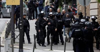 "Threatened to Blow Himself Up": French Police Surround Iranian Consulate (Video)