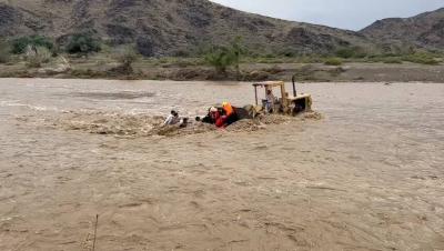 Saudi Citizen Rescues 4 People from Flood with Bulldozer (Video)