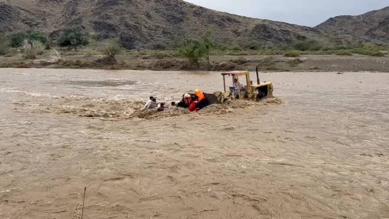 Saudi Citizen Rescues 4 People from Flood with Bulldozer (Video)