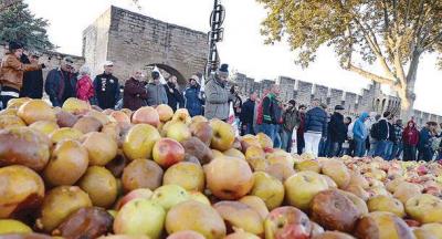 Farmers in France Threaten to Paralyze the Capital