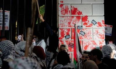 Protesters Spray Red Paint on the White House Doors… Chants Condemning Biden