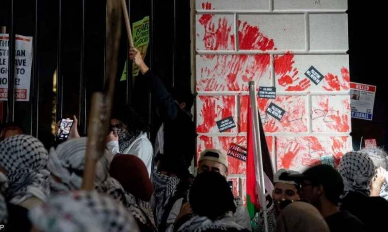 Protesters Spray Red Paint on the White House Doors… Chants Condemning Biden