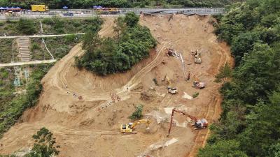 "Truck Driver" Saves Passersby from Highway Collapse! (Video)