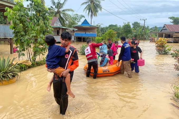 Indonesia: 14 People Dead Due to Landslides (Video)