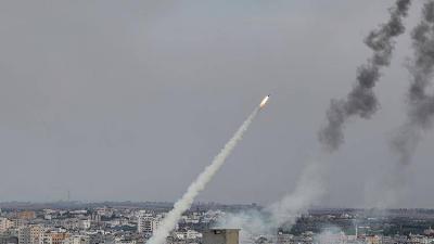 "Al-Qassam" Bombards Tel Aviv with a Large Rocket Barrage