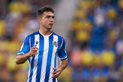Arsenal Competes with Barcelona for Spanish Transfer