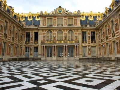 Title: Fire Breaks Out at Versailles Palace and Authorities Quickly Control It (Video)