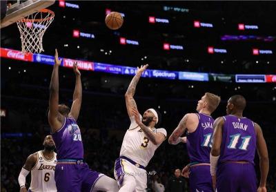 Clippers Rally in the Fourth Quarter to Defeat Suns