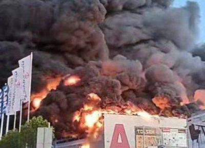 Fire Engulfs Large Shopping Center in Warsaw